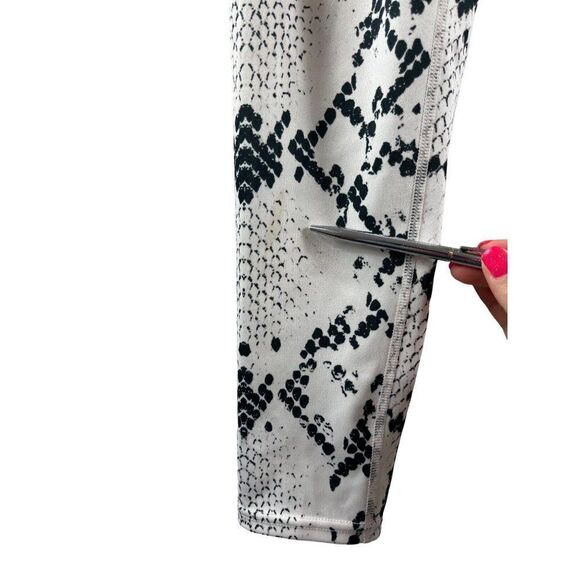 Savvi Fit Khali Python Snake Print 7/8 Leggings High Rise White Black Medium - Picture 9 of 10